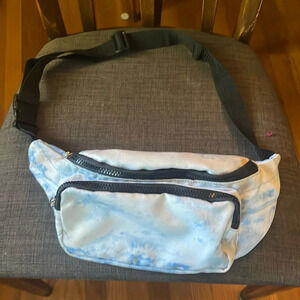 Unisex Adjustable Fanny pack, color blue cloudy sky ☁️ ☁️🌤️blue/white